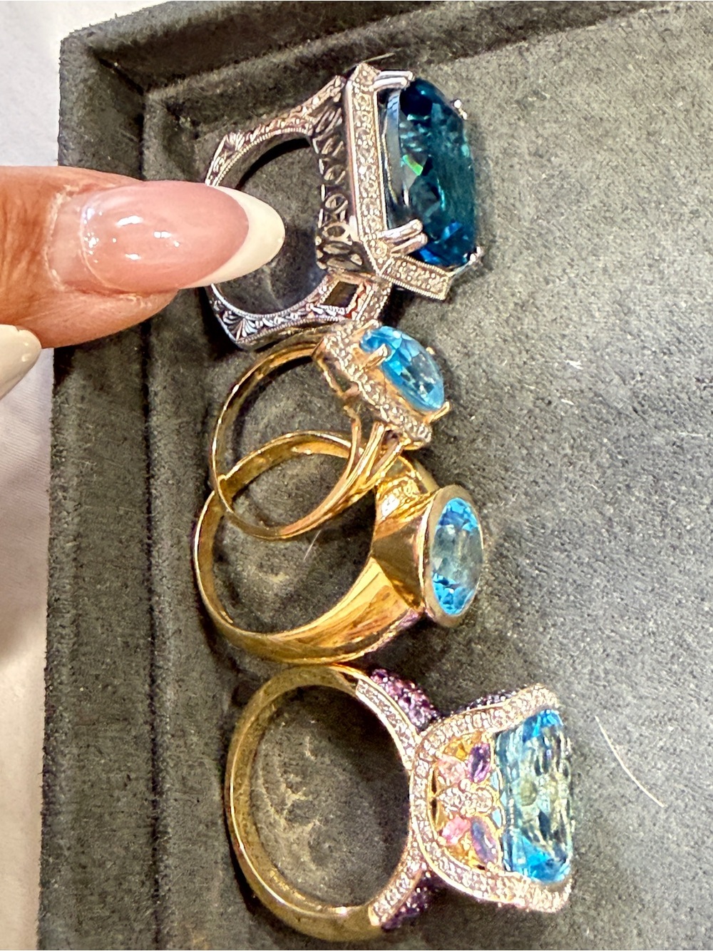 London Blue Topaz w/ Diamonds Statement Ring in 14 kt White gold 8 - Picture 10 of 12